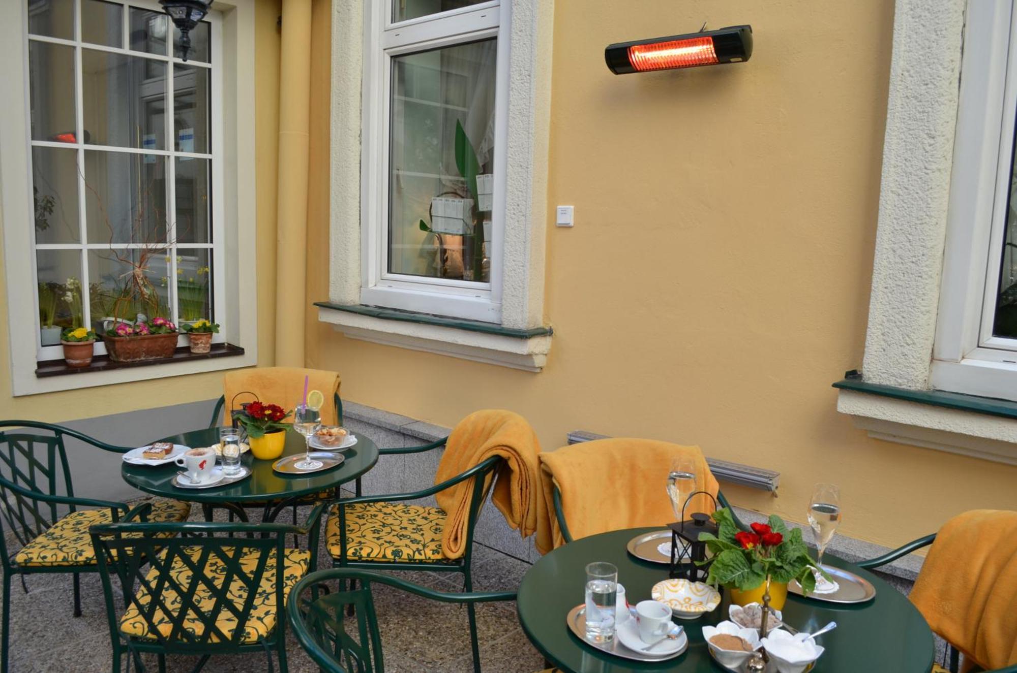 Jaeger - Family Tradition Since 1911 Wenen
